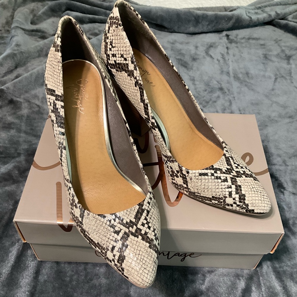 Snakeskin Vintage Pump
